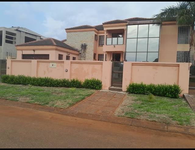 5 BEDROOM HOUSE FOR SALE IN RUSTIC ESTATE